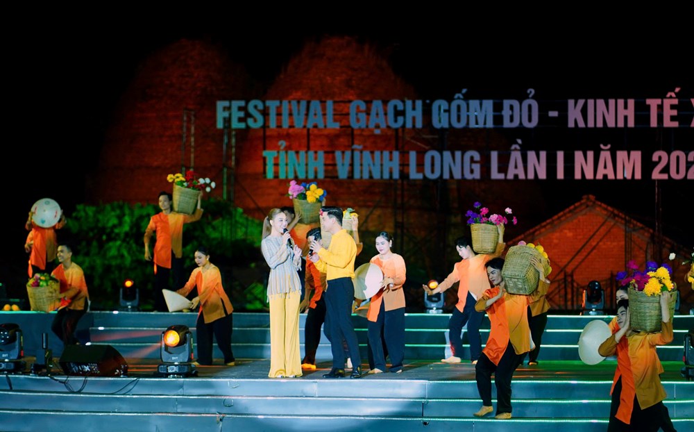 Ấn tượng chương trình nghệ thuật với 200 diễn viên tại Festival Gạch gốm đỏ-Kinh tế xanh 2024 - ảnh 2