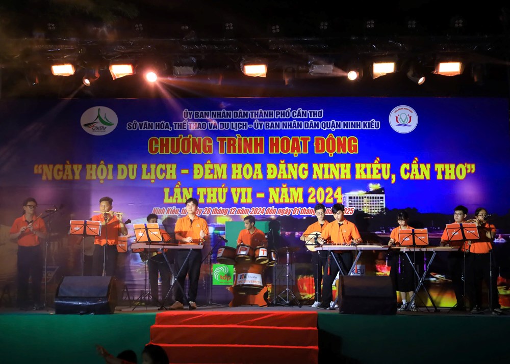 Linh linh Đêm hoa đăng Ninh Kiều, Cần Thơ 2024 - ảnh 1