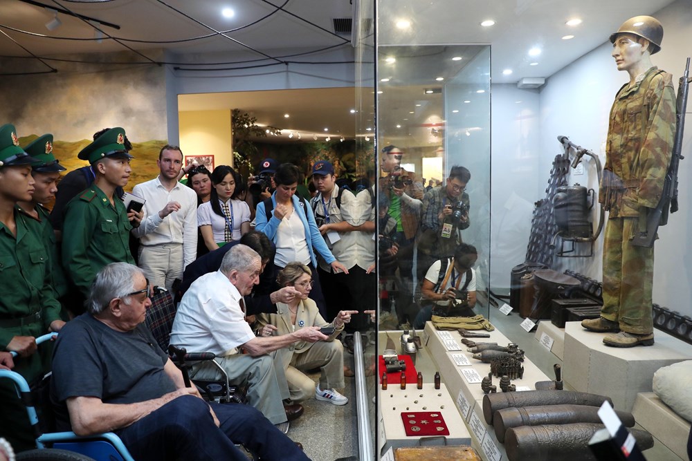 Người dân và du khách hào hứng với các hoạt động kỷ niệm 70 năm Chiến thắng Điện Biên Phủ - ảnh 17