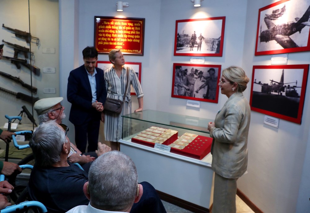 Người dân và du khách hào hứng với các hoạt động kỷ niệm 70 năm Chiến thắng Điện Biên Phủ - ảnh 18