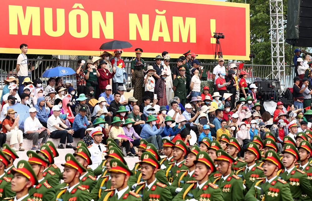 Người dân và du khách hào hứng với các hoạt động kỷ niệm 70 năm Chiến thắng Điện Biên Phủ - ảnh 7