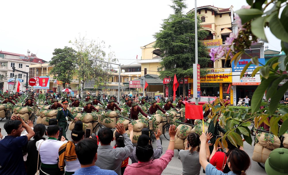 Người dân và du khách hào hứng với các hoạt động kỷ niệm 70 năm Chiến thắng Điện Biên Phủ - ảnh 3
