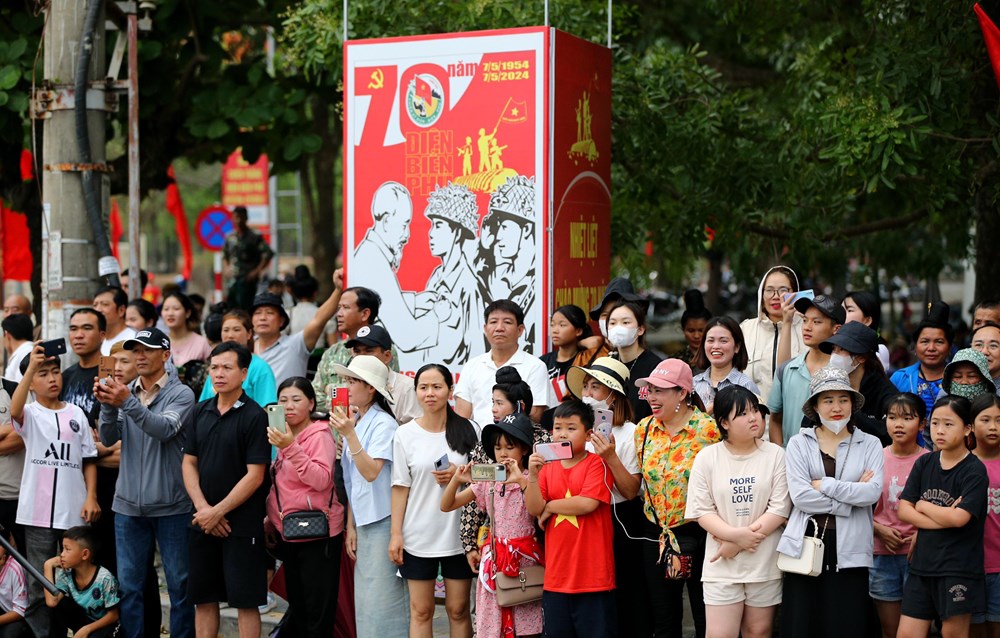 Người dân và du khách hào hứng với các hoạt động kỷ niệm 70 năm Chiến thắng Điện Biên Phủ - ảnh 8