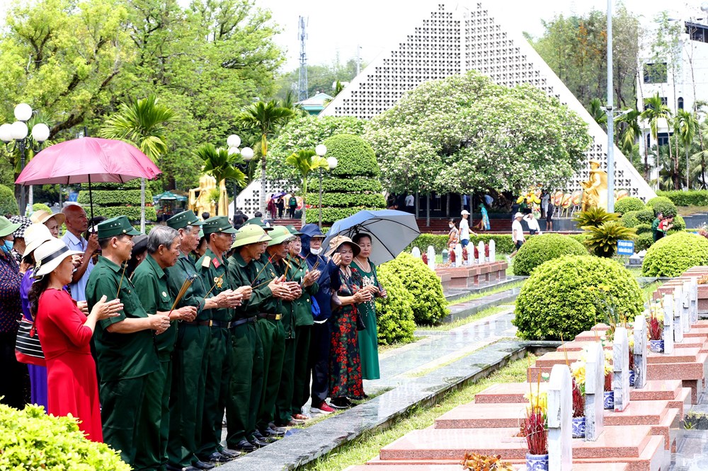 Khách du lịch “bùng nổ” ở Điện Biên Phủ - ảnh 9