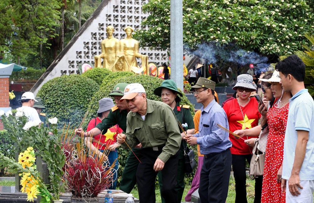 Khách du lịch “bùng nổ” ở Điện Biên Phủ - ảnh 8