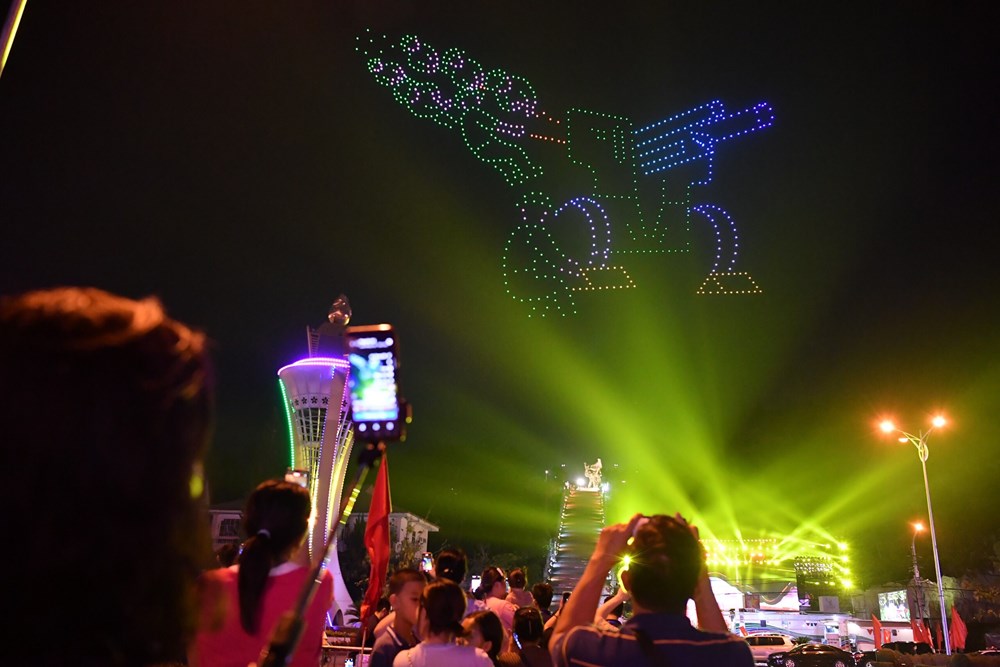 Hàng trăm drone rực sáng trên bầu trời Điện Biên Phủ - ảnh 3