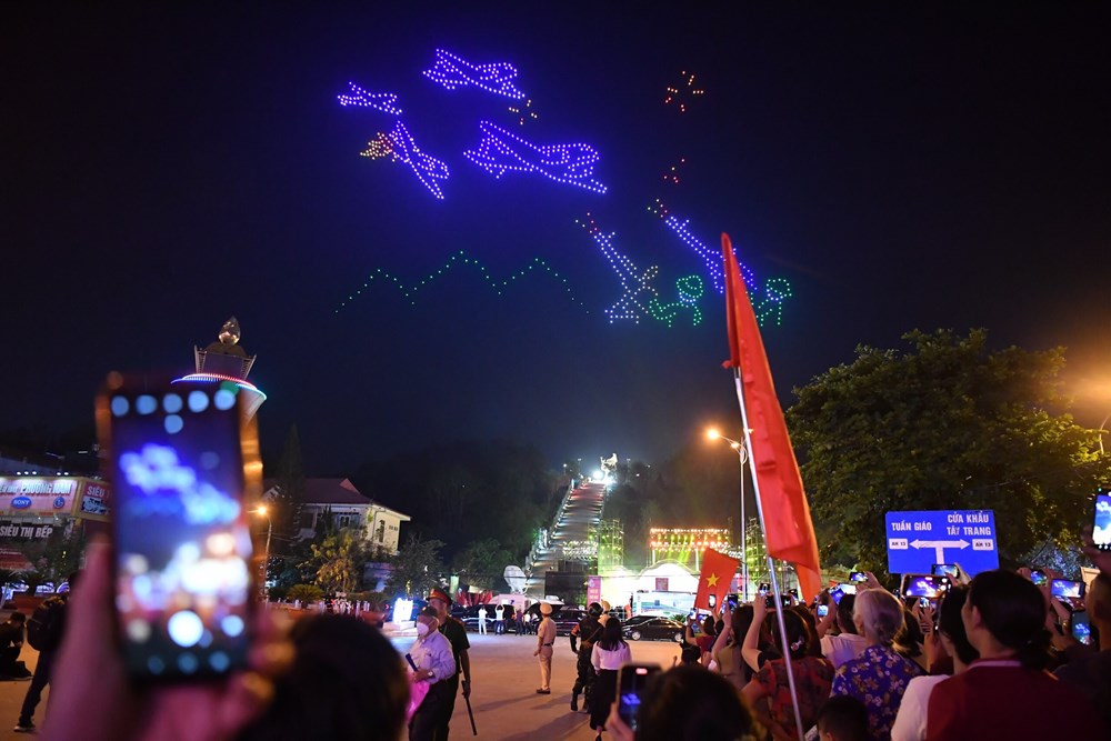 Hàng trăm drone rực sáng trên bầu trời Điện Biên Phủ - ảnh 6