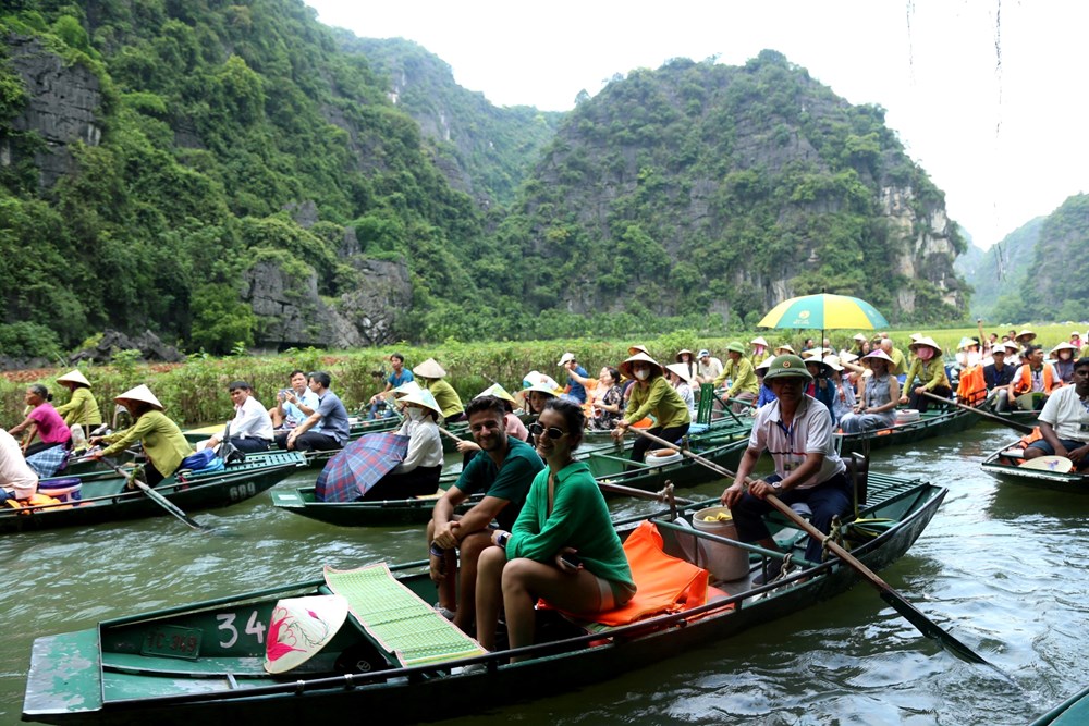 Hàng vạn du khách và người dân tham dự từ ngày đầu - ảnh 2