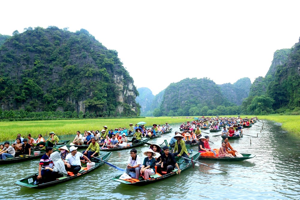 Hàng vạn du khách và người dân tham dự từ ngày đầu - ảnh 3