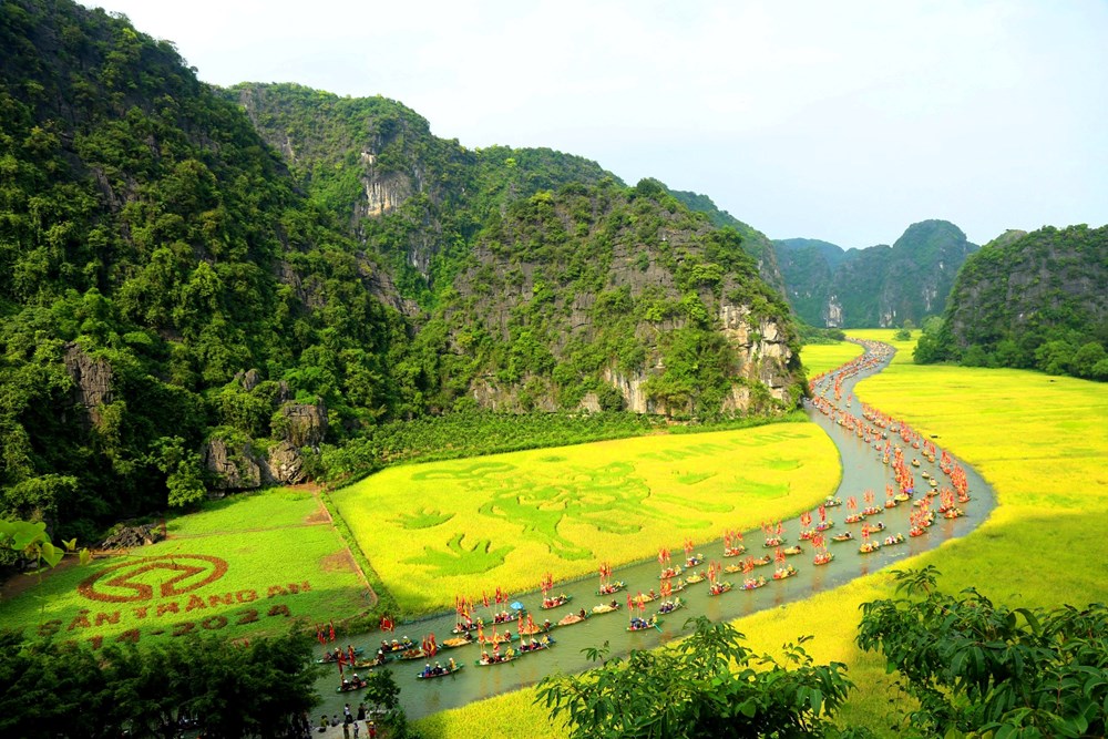 Hàng vạn du khách và người dân tham dự từ ngày đầu - ảnh 1