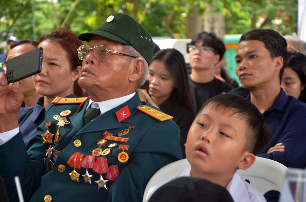 Người dân TP.HCM và các tỉnh phía Nam nghẹn ngào tiễn biệt Tổng Bí thư Nguyễn Phú Trọng - ảnh 7