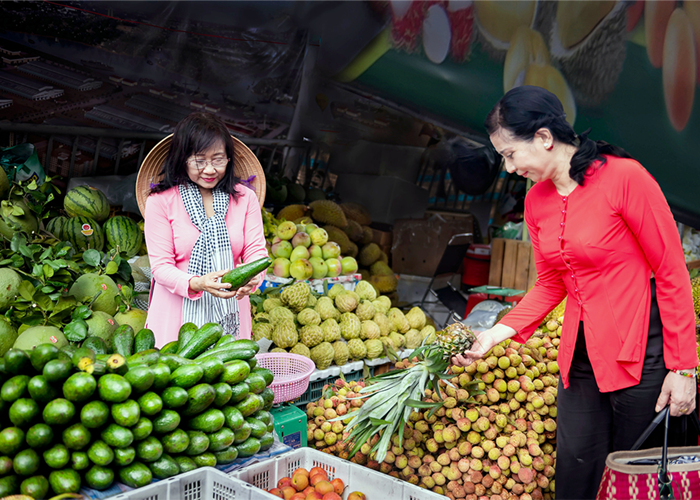 Trải nghiệm Tết xưa ở chợ hoa Xuân “Trên bến dưới thuyền” - ảnh 2