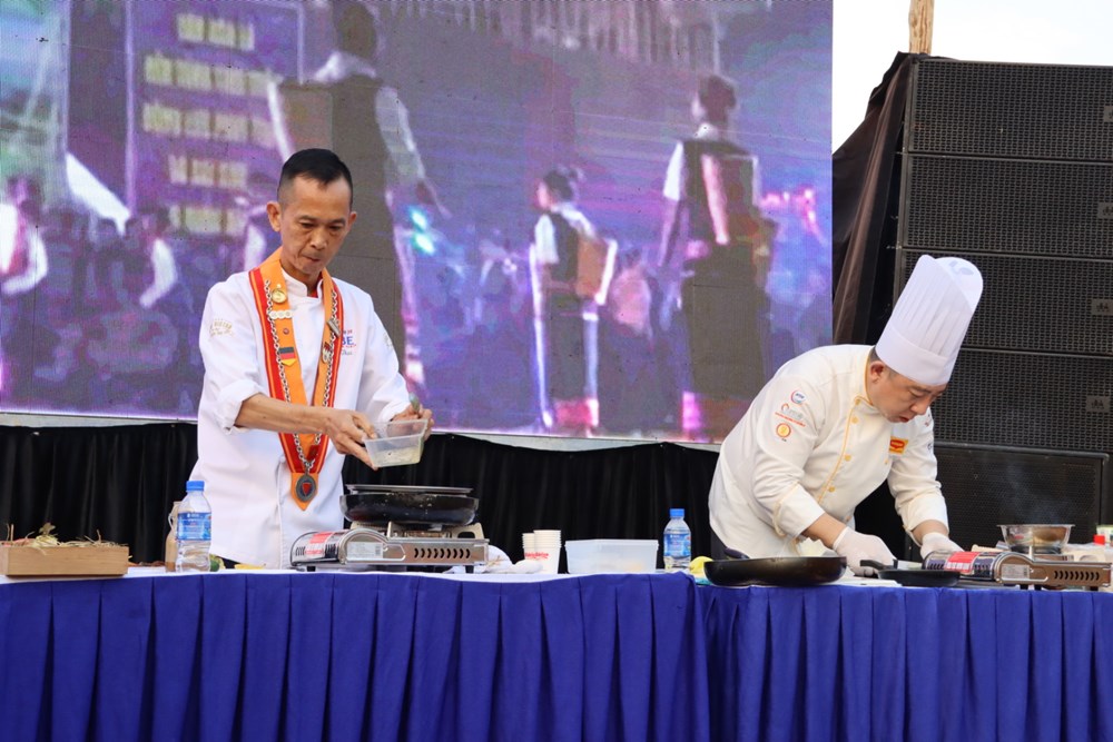 Các đầu bếp quốc tế cùng tranh tài ở Hội thi ẩm thực huyện Tu Mơ Rông - ảnh 2