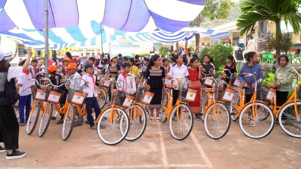 Chương trình Caravan thiện nguyện đồng hành đến trường hỗ trợ học sinh nghèo ở tỉnh Kon Tum - ảnh 1