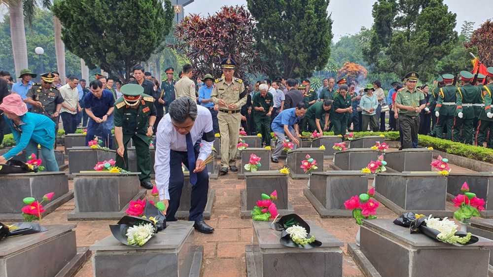 Lễ truy điệu và an táng 21 hài cốt liệt sĩ Việt Nam hi sinh tại Campuchia  - ảnh 3