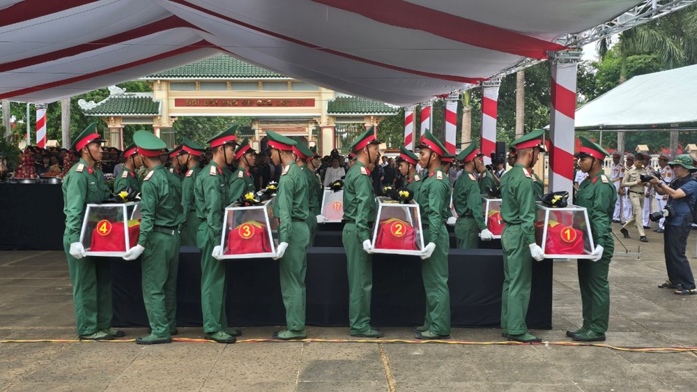 Lễ truy điệu và an táng 21 hài cốt liệt sĩ Việt Nam hi sinh tại Campuchia  - ảnh 2