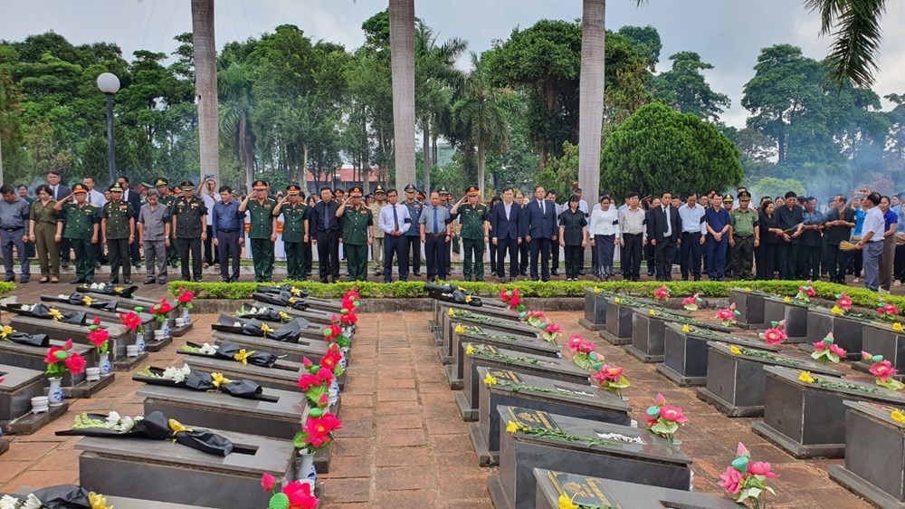 Lễ truy điệu và an táng 21 hài cốt liệt sĩ Việt Nam hi sinh tại Campuchia  - ảnh 4