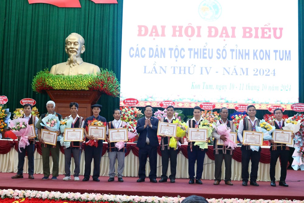 Các dân tộc tỉnh Kon Tum đoàn kết, đổi mới, sáng tạo, phát huy lợi thế, tiềm năng, hội nhập và phát triển bền vững  - ảnh 7