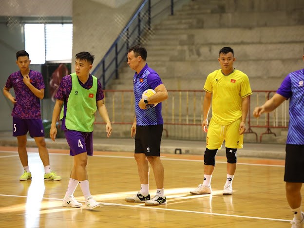 การฝึกซ้อมครั้งแรกของทีมฟุตซอลเวียดนามในประเทศไทย เตรียมความพร้อมสำหรับฟุตบอลโลกรอบคัดเลือก - ภาพที่ 2