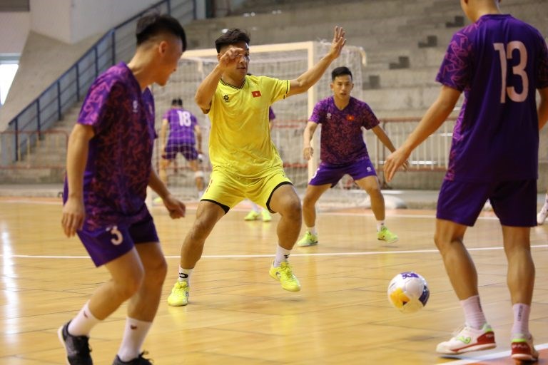 Tuyển Futsal Việt Nam tập buổi đầu tiên tại Thái Lan, chuẩn bị cho vòng loại World Cup - ảnh 1