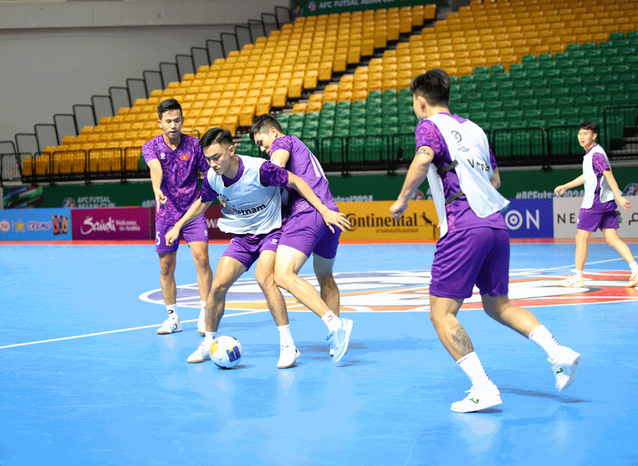 Tuyển Futsal Việt Nam làm quen nhà thi đấu, chuẩn bị cho trận chiến với Uzbekistan - ảnh 1