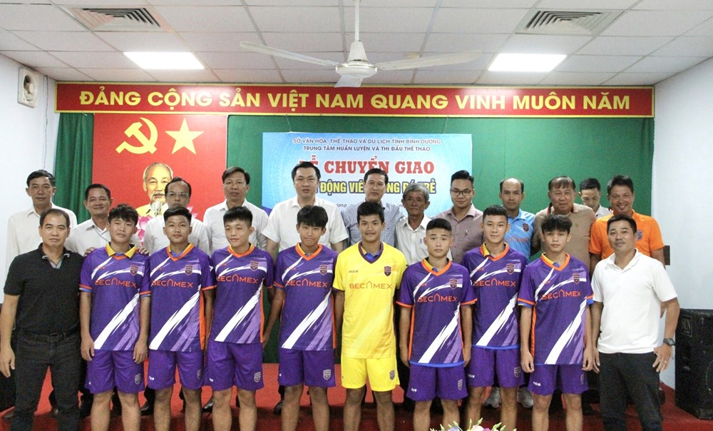 Chuyển giao các cầu thủ U15 cho CLB bóng đá trẻ B. Bình Dương - ảnh 2