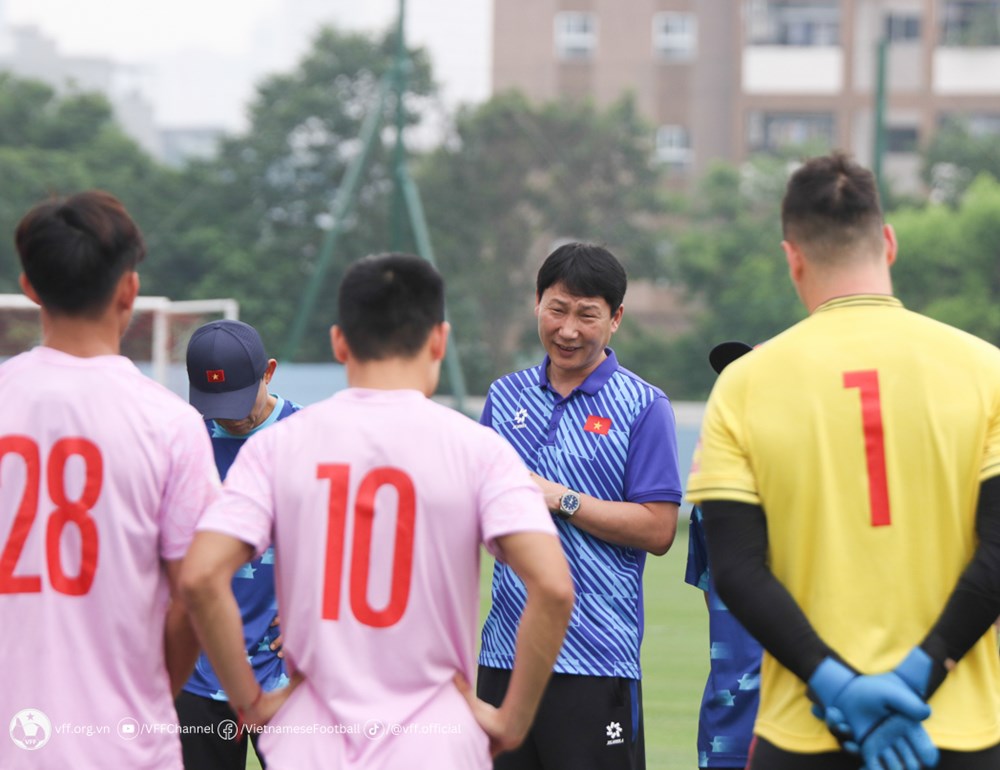 HLV Kim Sang-sik chốt danh sách 23 cầu thủ chuẩn bị cho trận đấu với Iraq - ảnh 1
