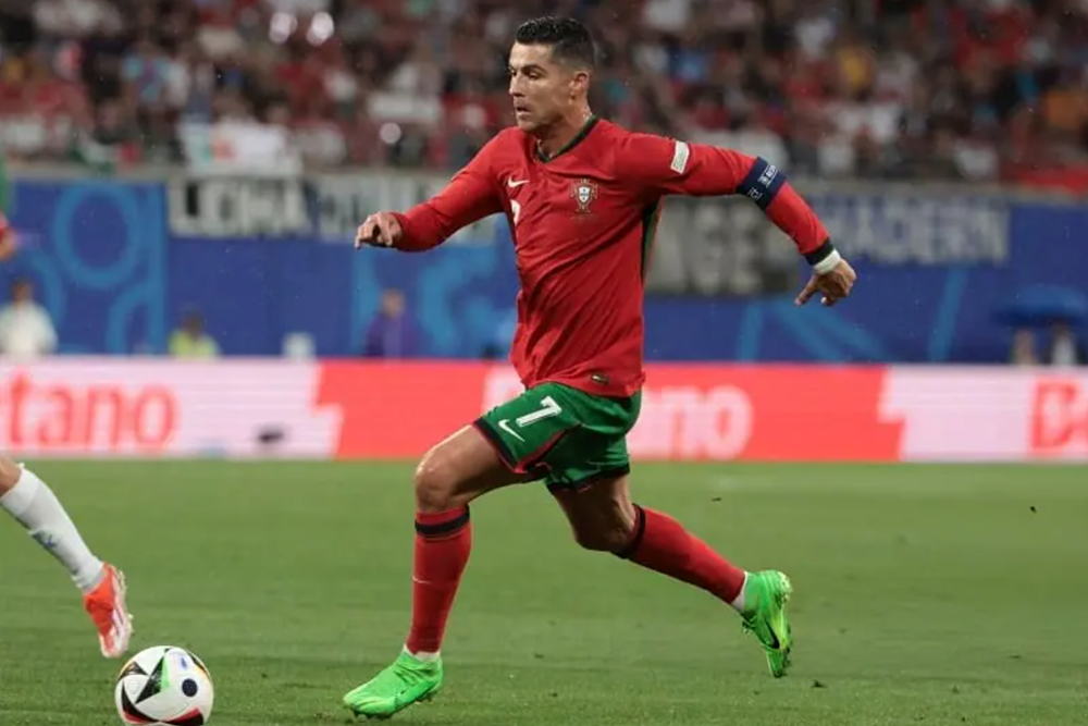 HLV đội tuyển Bồ Đào Nha bảo vệ Ronaldo - ảnh 2