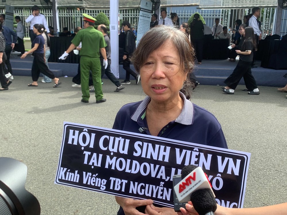 Người dân xúc động tiễn biệt Tổng Bí thư Nguyễn Phú Trọng tại Hội trường Thống Nhất - ảnh 9