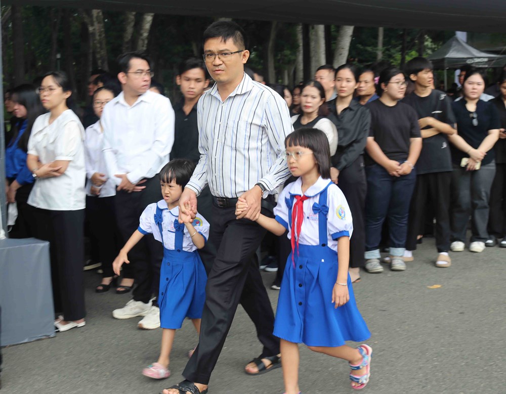 Người dân xúc động tiễn biệt Tổng Bí thư Nguyễn Phú Trọng tại Hội trường Thống Nhất - ảnh 3