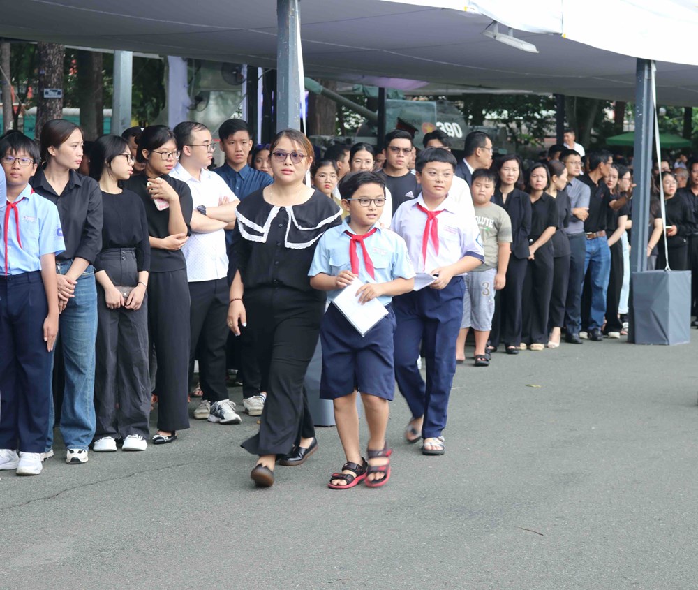 Người dân xúc động tiễn biệt Tổng Bí thư Nguyễn Phú Trọng tại Hội trường Thống Nhất - ảnh 2