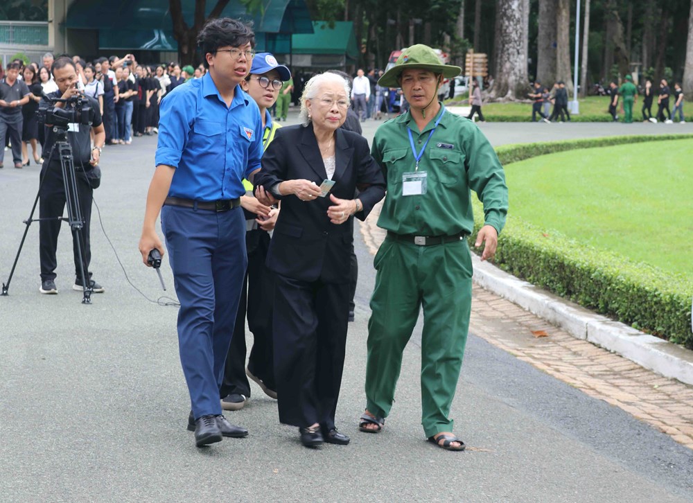 Người dân xúc động tiễn biệt Tổng Bí thư Nguyễn Phú Trọng tại Hội trường Thống Nhất - ảnh 4