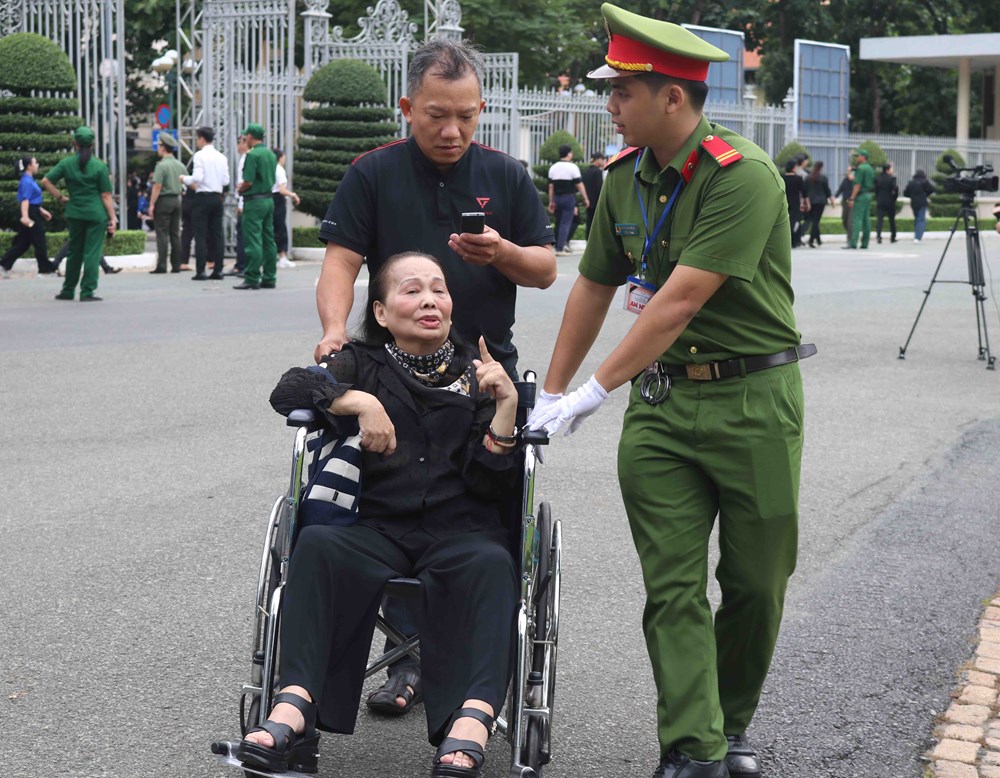 Người dân xúc động tiễn biệt Tổng Bí thư Nguyễn Phú Trọng tại Hội trường Thống Nhất - ảnh 6
