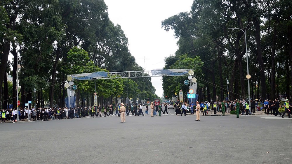 Gần 70.000 người đến viếng Lễ tang Tổng Bí thư Nguyễn Phú Trọng tại Hội trường Thống Nhất   - ảnh 3