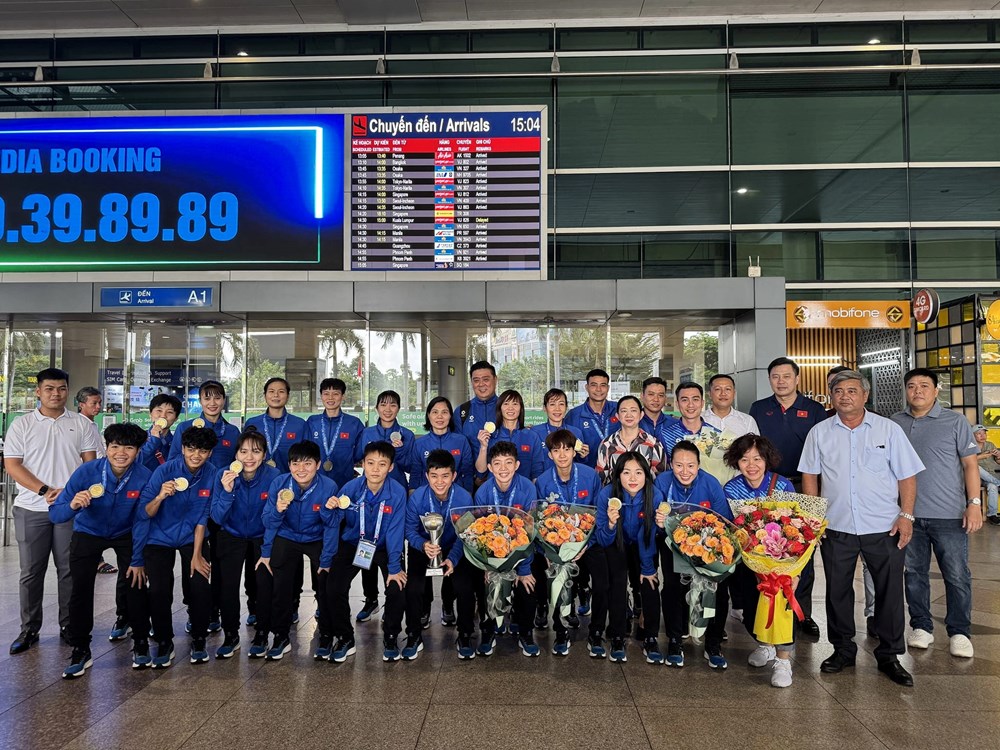 Tuyển Futsal nữ Việt Nam về nước, nhận thưởng nóng sau khi vô địch Đông Nam Á  - ảnh 2