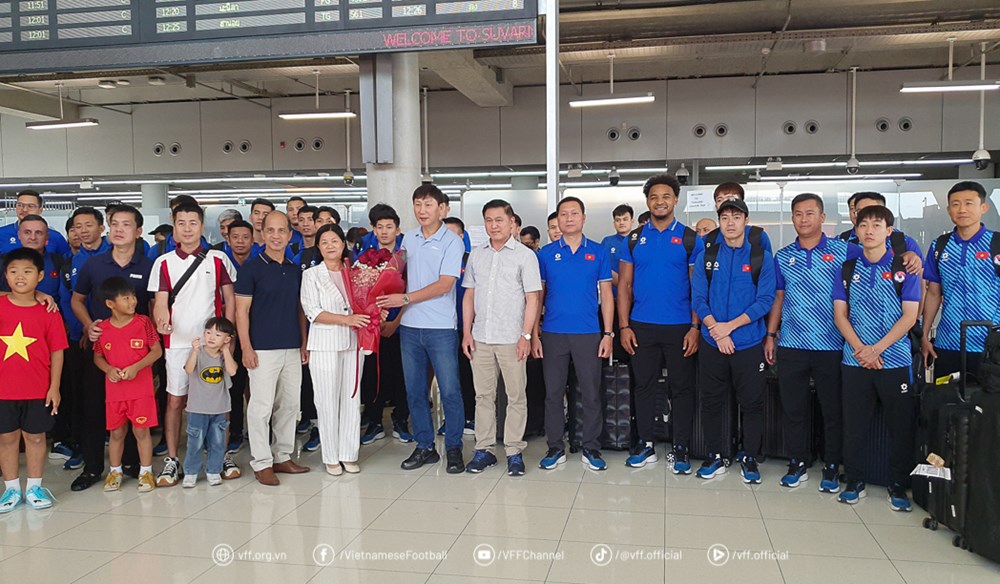 Thầy trò HLV Kim Sang-sik đã có mặt tại Thái Lan, chuẩn bị cho trận chung kết lượt về ASEAN Cup 2024 - ảnh 1