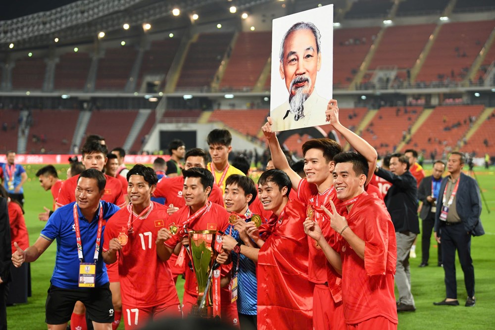 Muôn kiểu ăn mừng chức vô địch ASEAN Cup của các cầu thủ Việt Nam - ảnh 2