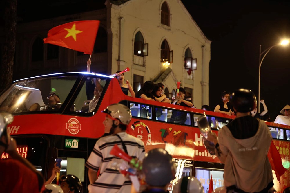 Người dân TP.HCM xuống đường ăn mừng đội tuyển Việt Nam vô địch ASEAN Cup 2024 - ảnh 4