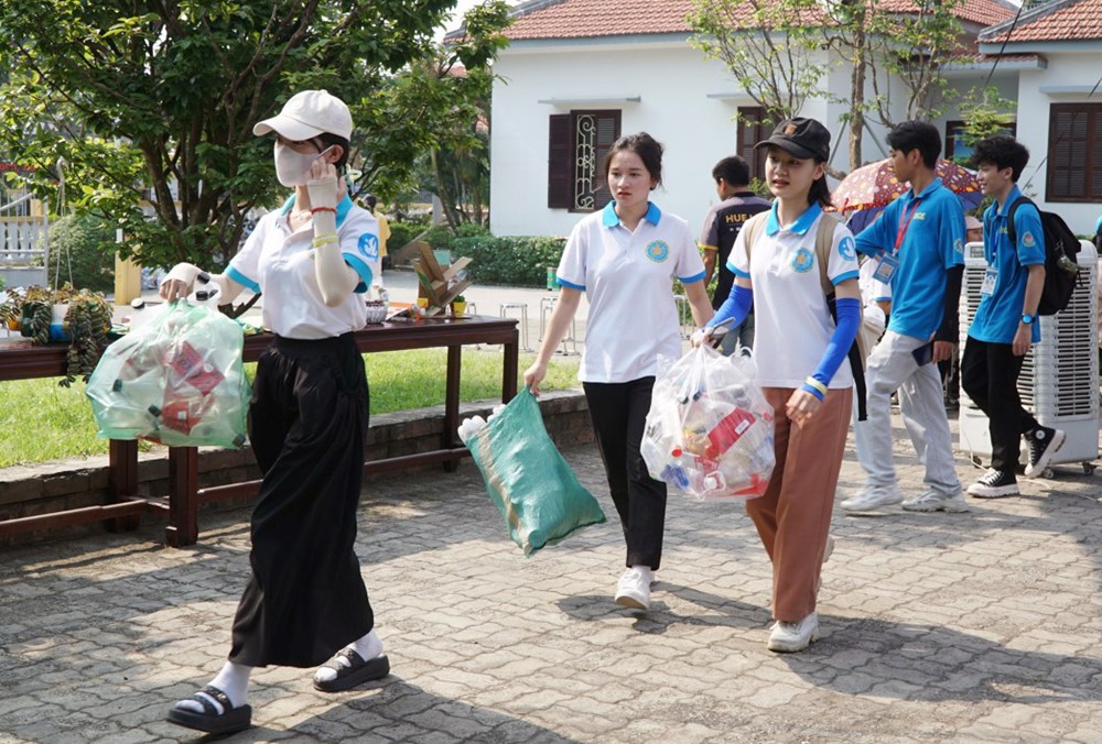 “Đi bộ nhặt rác” lan tỏa sống xanh trong gia đình, cộng đồng - ảnh 1