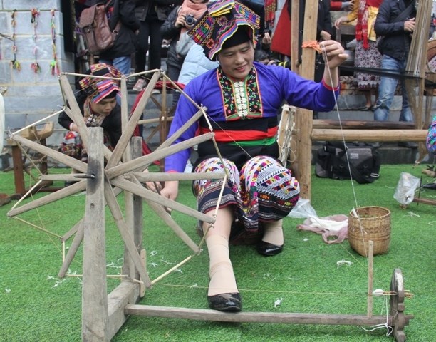  Độc đáo hoa văn trên trang phục dân tộc Lào - ảnh 1