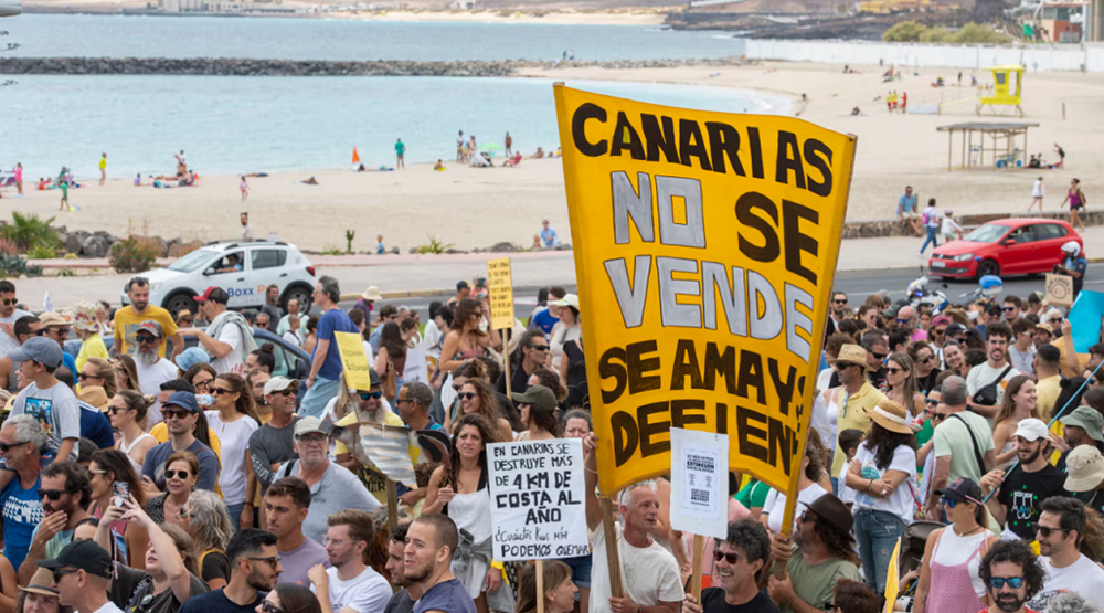 Hàng chục nghìn người biểu tình phản đối du lịch quá tải ở Quần đảo Canary - ảnh 1