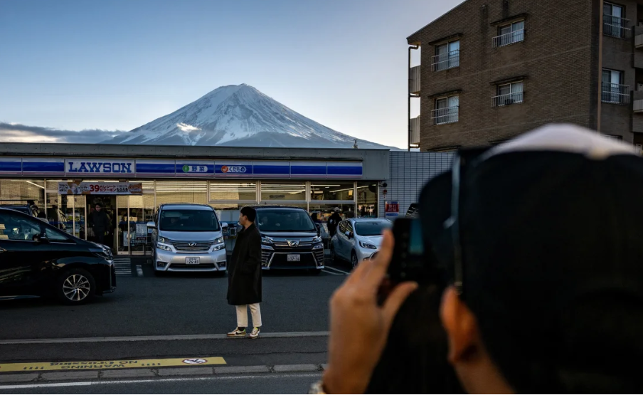 Dựng hàng rào cao 2,5m ngăn du khách chụp ảnh núi Phú Sĩ - ảnh 1
