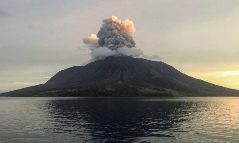 Indonesia: Núi lửa Ruang lại phun trào dữ dội - ảnh 1