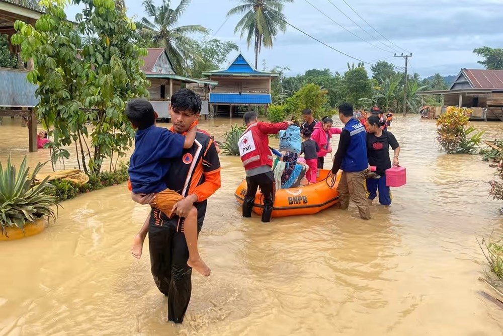 Lũ lụt gây thiệt hại nặng nề ở nhiều quốc gia - ảnh 4