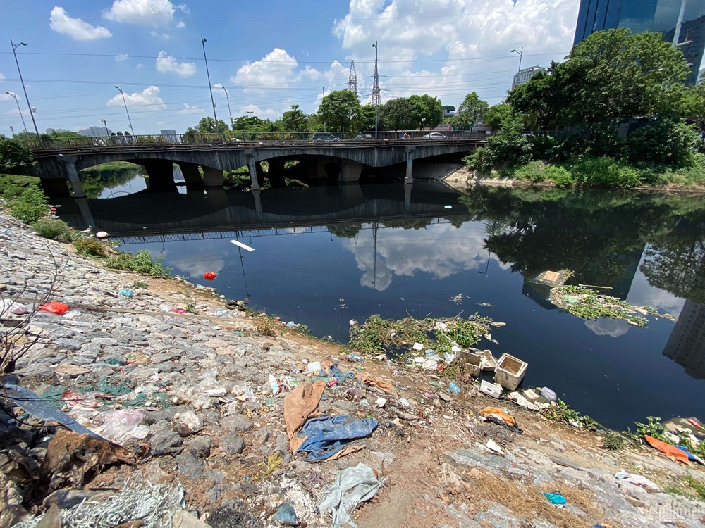 Bao giờ ô nhiễm ở những dòng sông mới được ngăn chặn? - ảnh 1