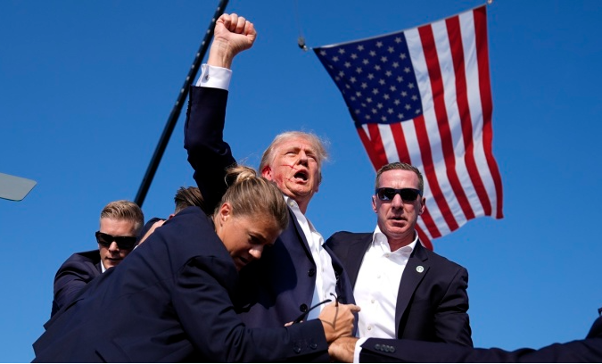 Áo phông in hình ông Donald Trump giơ nắm đấm sau vụ ám sát hụt gây sốt - ảnh 1