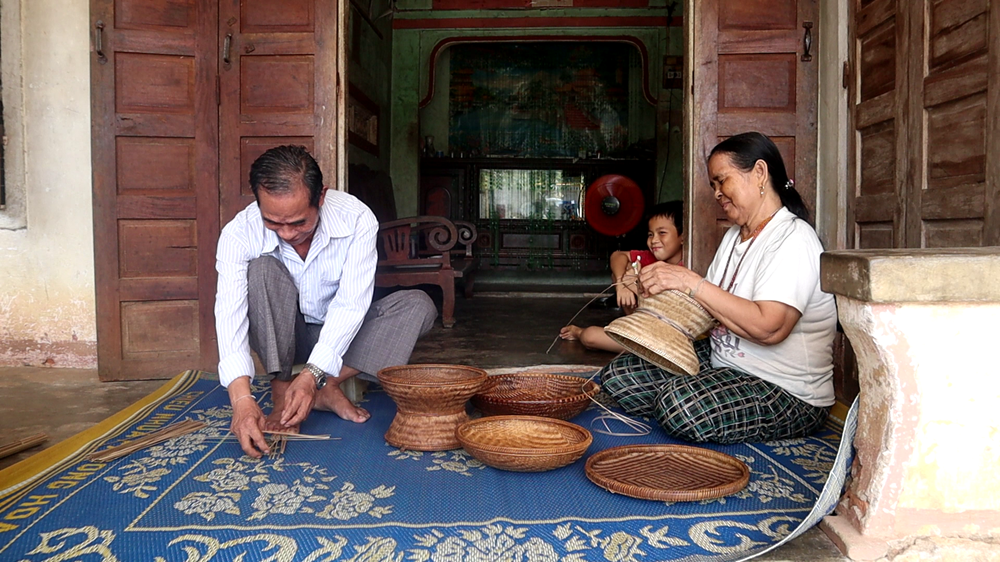  Người Hrê gìn giữ nghề đan lát truyền thống - ảnh 1