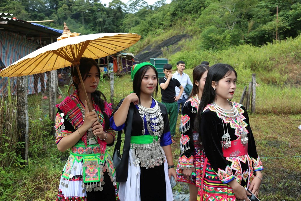 Lên chợ Đoàn Kết say chất mặn nồng - ảnh 1