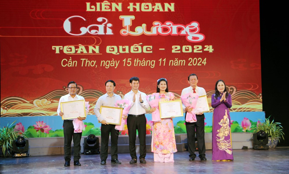 Tôn vinh nghệ thuật, tiếp lửa đam mê - ảnh 2