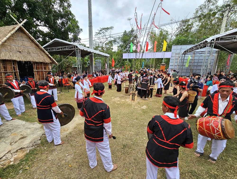  Gần nhau hơn nhờ tiếng cồng chiêng, trống Kơtoang - ảnh 1